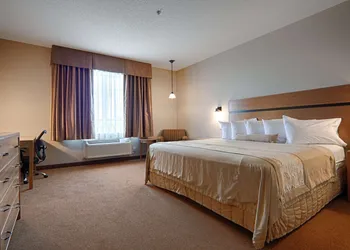 Best Western Plus Chateau Inn Sylvan Lake hotel thumbnail 6