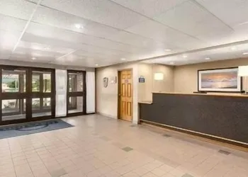 Days Inn by Wyndham Stephenville hotel thumbnail 2
