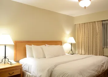 Rosellen Suites At Stanley Park hotel thumbnail 4