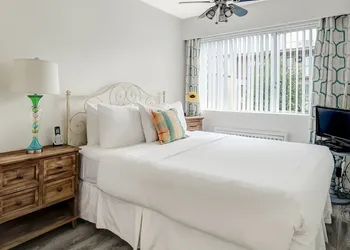 Rosellen Suites At Stanley Park hotel thumbnail 6
