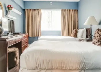 Rosellen Suites At Stanley Park hotel thumbnail 7