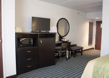 Comfort Inn & Suites hotel thumbnail 4