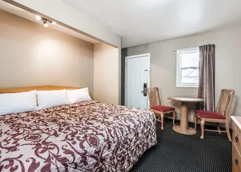 Knights Inn London hotel thumbnail 6