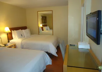 Bayside Inn & Waterfront Suites hotel thumbnail 7