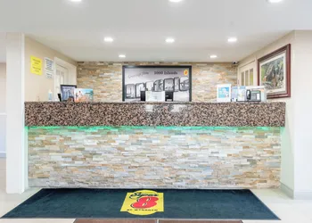 Super 8 by Wyndham Gananoque/Country Squire Resort hotel thumbnail 2