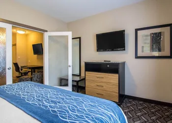 Comfort Inn & Suites hotel thumbnail 7