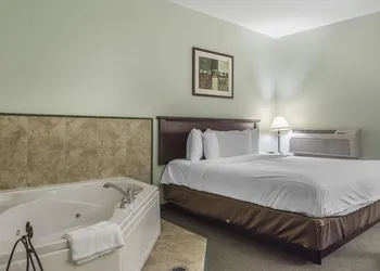 Econo Lodge hotel thumbnail 3