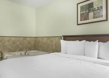 Econo Lodge hotel thumbnail 7