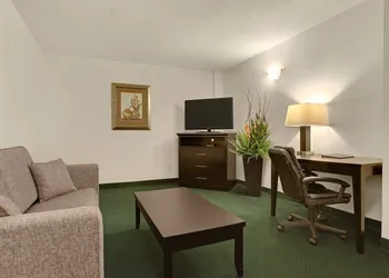 Comfort Inn & Suites Downtown Edmonton hotel thumbnail 6