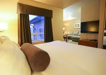 Prairie Crest Calgary Airport hotel thumbnail 2
