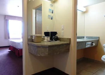 Super 8 by Wyndham Caraquet hotel thumbnail 3