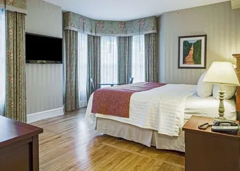 Quality Inn & Suites Downtown hotel thumbnail 7