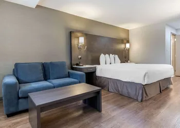 Super 8 by Wyndham Macleod Trail Calgary hotel thumbnail 5