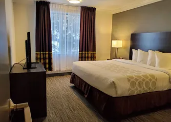 Super 8 by Wyndham Macleod Trail Calgary hotel thumbnail 8