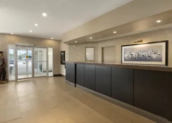 Days Inn & Suites by Wyndham Brandon hotel thumbnail 2