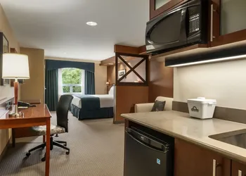 Days Inn & Suites by Wyndham Brandon hotel thumbnail 3