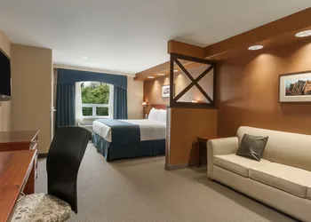 Days Inn & Suites by Wyndham Brandon hotel thumbnail 4