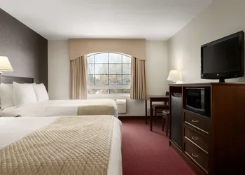 Days Inn & Suites by Wyndham Brandon hotel thumbnail 6