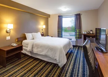 Super 8 by Wyndham Brandon MB hotel thumbnail 3