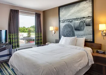 Super 8 by Wyndham Brandon MB hotel thumbnail 4