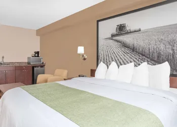 Super 8 by Wyndham Brandon MB hotel thumbnail 7