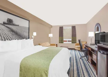 Super 8 by Wyndham Brandon MB hotel thumbnail 8