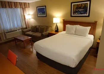 Ramada Hotel & Conference Center by Wyndham Kelowna hotel thumbnail 3