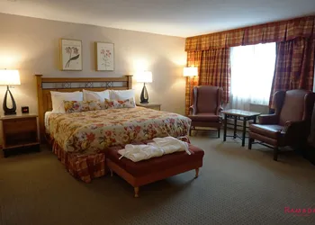 Ramada Hotel & Conference Center by Wyndham Kelowna hotel thumbnail 5