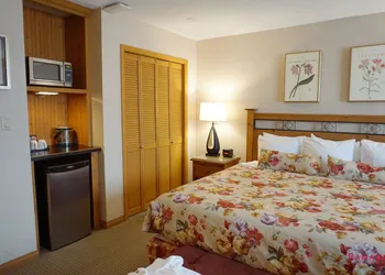 Ramada Hotel & Conference Center by Wyndham Kelowna hotel thumbnail 6