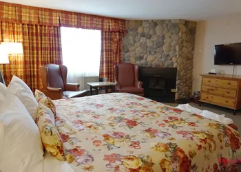 Ramada Hotel & Conference Center by Wyndham Kelowna hotel thumbnail 7