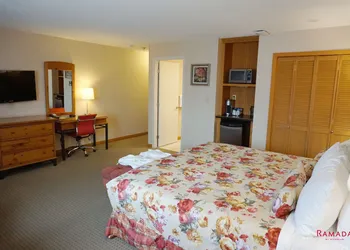 Ramada Hotel & Conference Center by Wyndham Kelowna hotel thumbnail 8