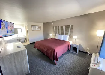 Excellent Inn & Suites hotel thumbnail 2
