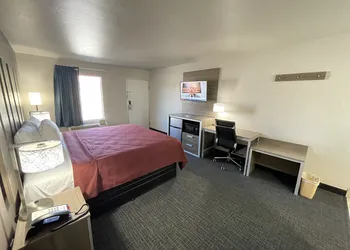 Excellent Inn & Suites hotel thumbnail 3