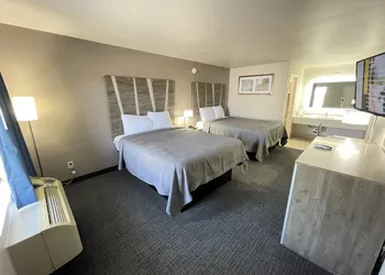 Excellent Inn & Suites hotel thumbnail 4