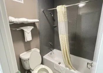 Excellent Inn & Suites hotel thumbnail 6