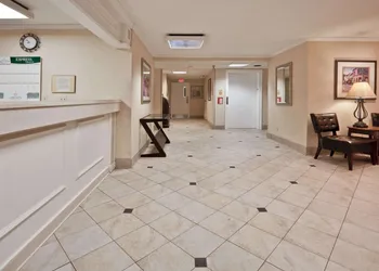 La Quinta Inn & Suites by Wyndham Tampa Fairgrounds - Casino hotel thumbnail 4