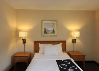 La Quinta Inn & Suites by Wyndham Tampa Fairgrounds - Casino hotel thumbnail 5