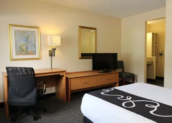La Quinta Inn & Suites by Wyndham Tampa Fairgrounds - Casino hotel thumbnail 6
