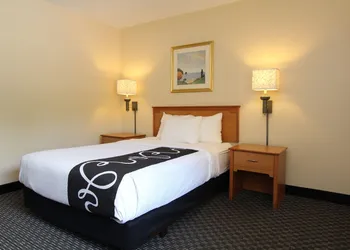 La Quinta Inn & Suites by Wyndham Tampa Fairgrounds - Casino hotel thumbnail 7