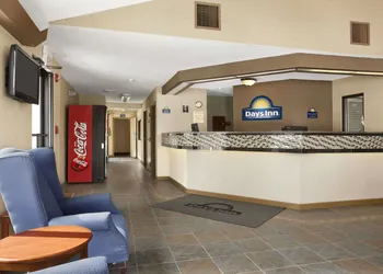 Days Inn by Wyndham Middletown hotel thumbnail 2