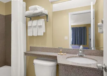 Days Inn by Wyndham Middletown hotel thumbnail 6