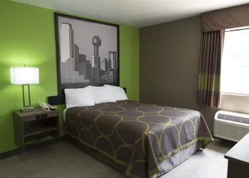 Super 8 by Wyndham Waxahachie TX hotel thumbnail 7