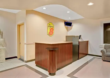Super 8 by Wyndham Milford/New Haven hotel thumbnail 2