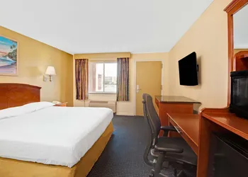 Super 8 by Wyndham Milford/New Haven hotel thumbnail 5