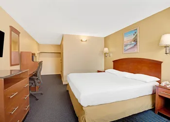 Super 8 by Wyndham Milford/New Haven hotel thumbnail 6
