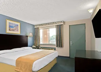 Super 8 by Wyndham Milford/New Haven hotel thumbnail 8