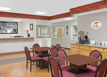 Super 8 by Wyndham Three Rivers hotel thumbnail 2