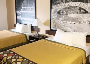 Super 8 by Wyndham Three Rivers hotel thumbnail 4