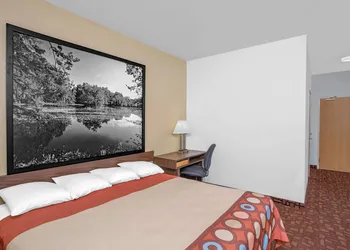 Super 8 by Wyndham Three Rivers hotel thumbnail 7