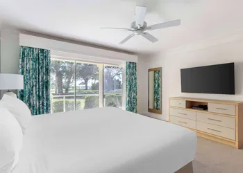 Hilton Vacation Club Charter Club Naples Bay hotel thumbnail 7
